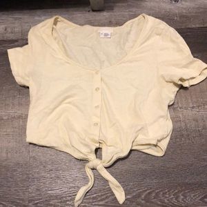 URABN OUTFITTERS CROP TOP